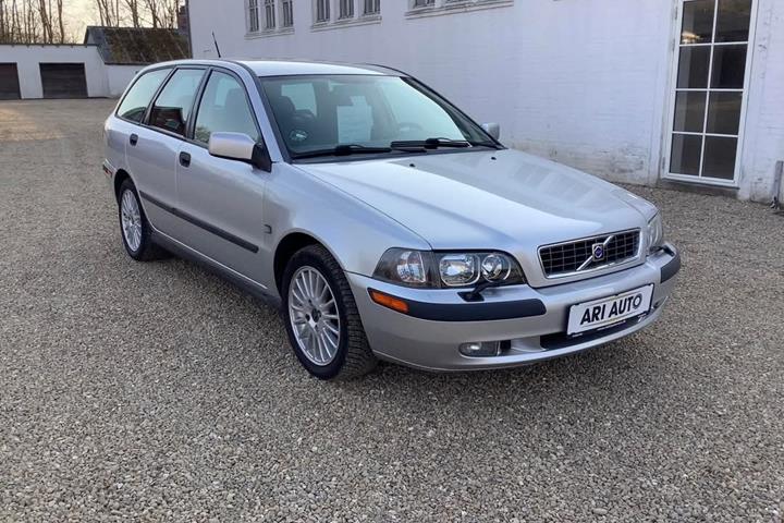 Sølv Volvo V40 fra 2004