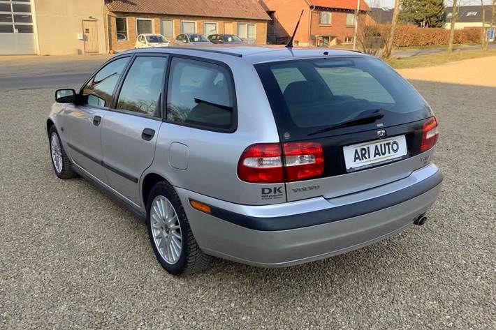 Sølv Volvo V40 fra 2004