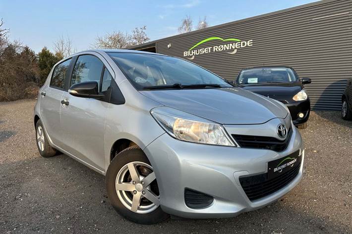 Sølv Toyota Yaris fra 2012 set udefra