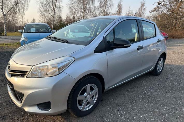 Sølv Toyota Yaris fra 2012