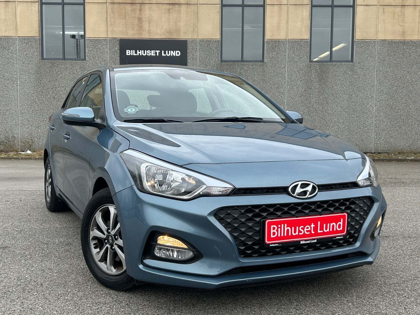 Blå Hyundai i20 fra 2020 set udefra