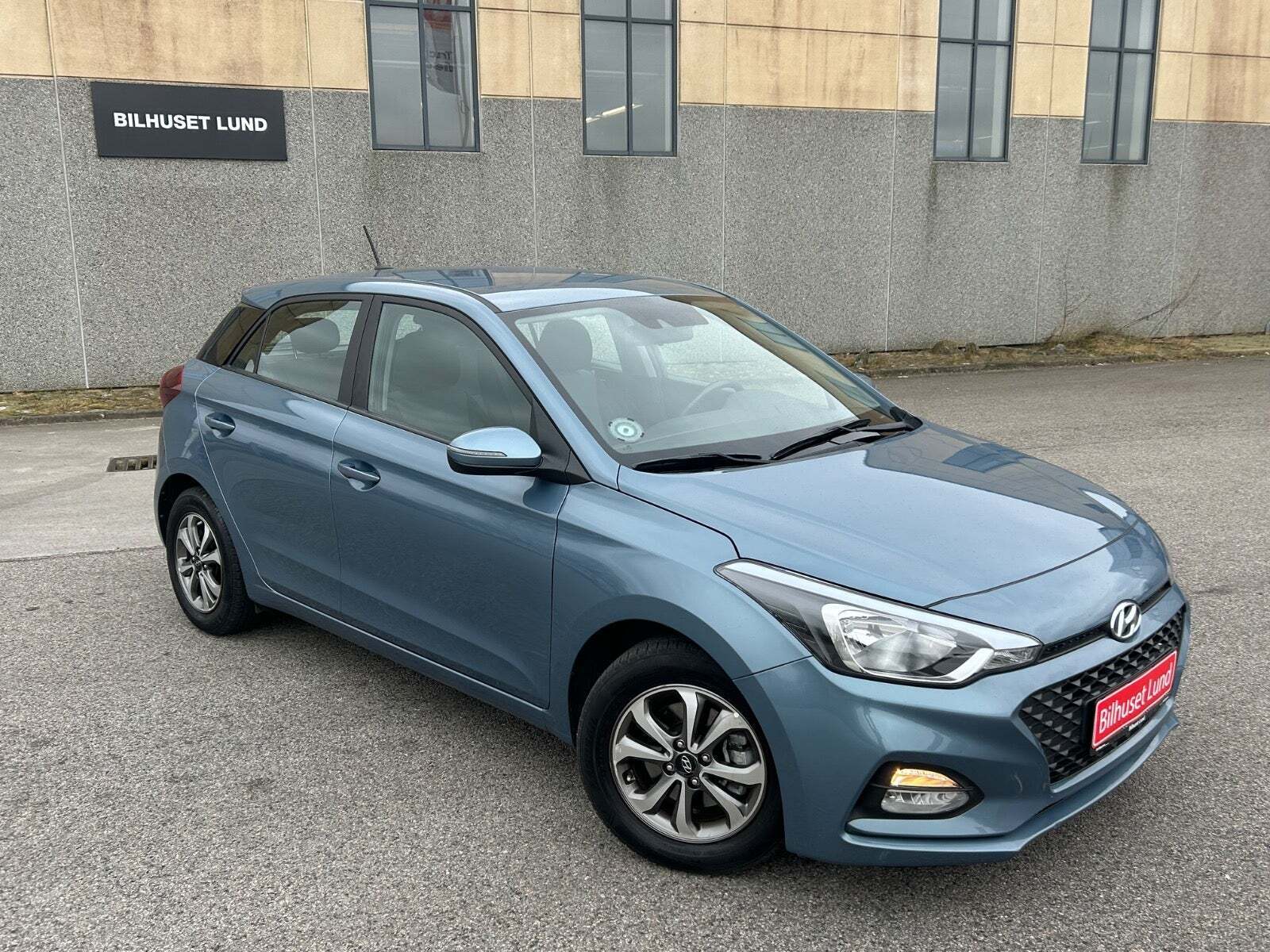 Blå Hyundai i20 fra 2020