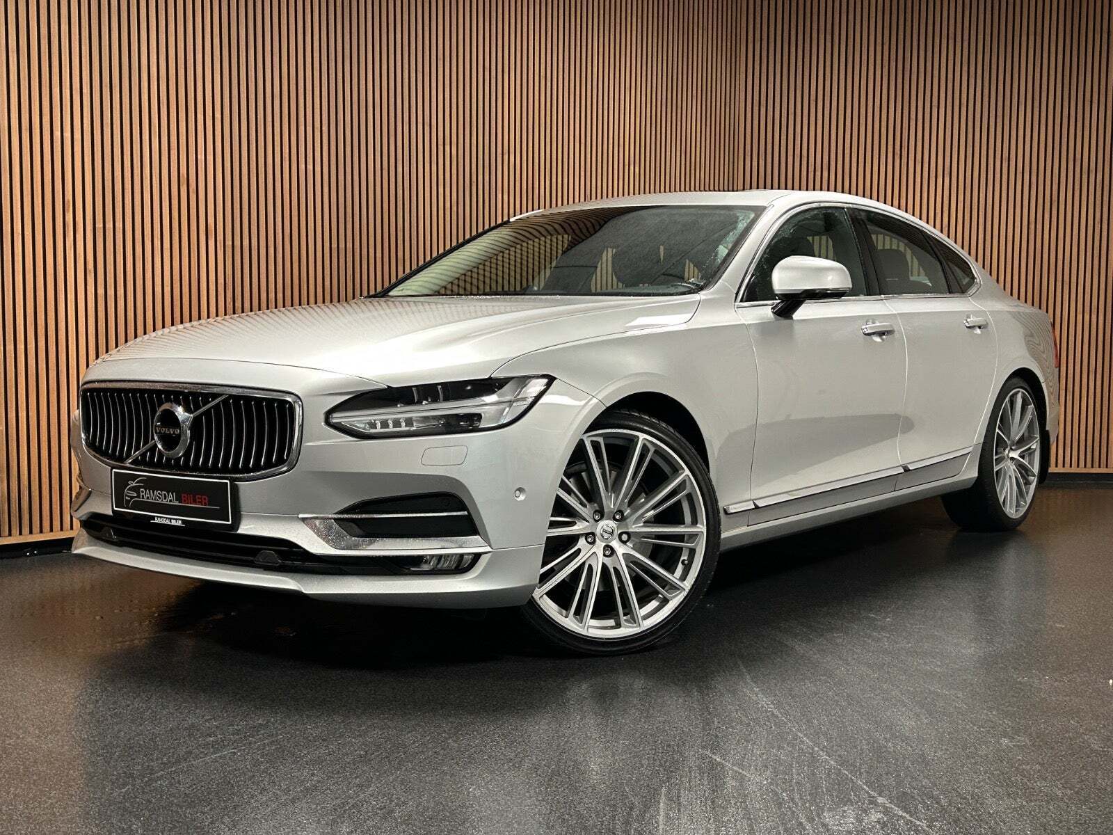 Sølv Volvo S90 fra 2018
