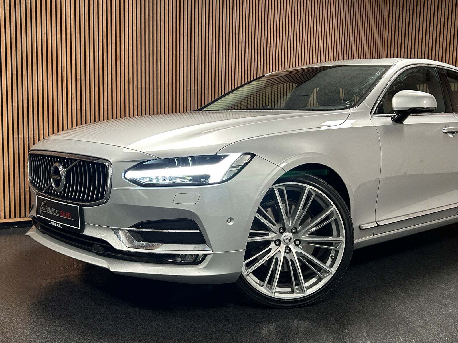 Sølv Volvo S90 fra 2018