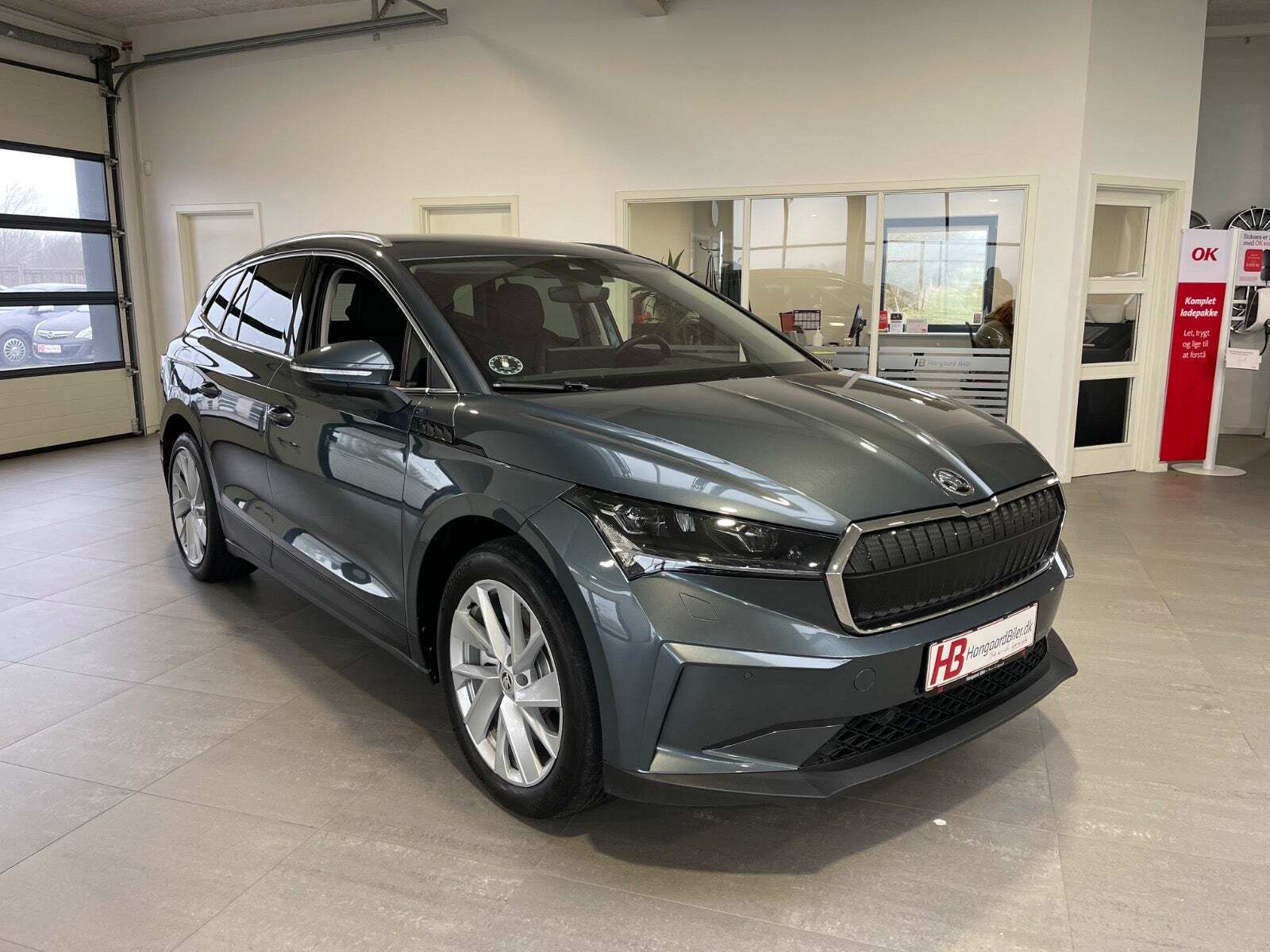 Grå Skoda Enyaq fra 2022 set udefra