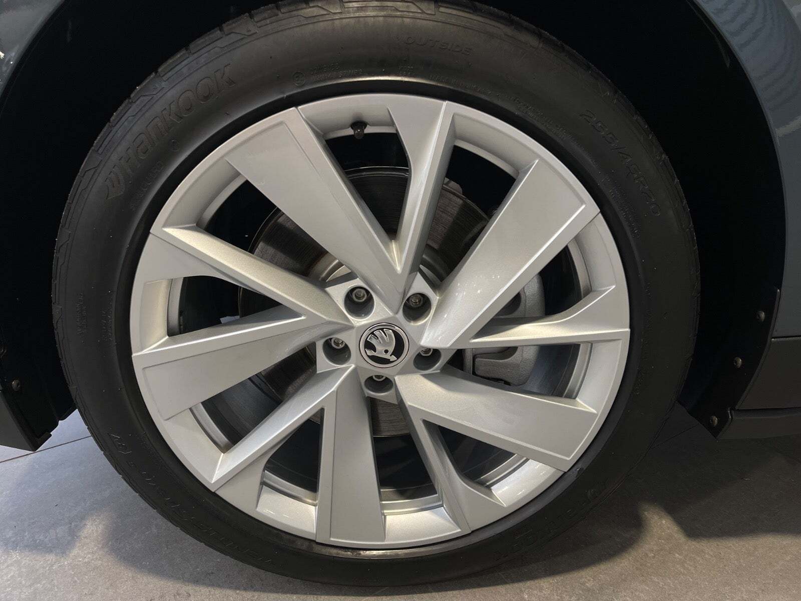 Grå Skoda Enyaq fra 2022