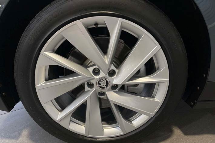 Grå Skoda Enyaq fra 2022