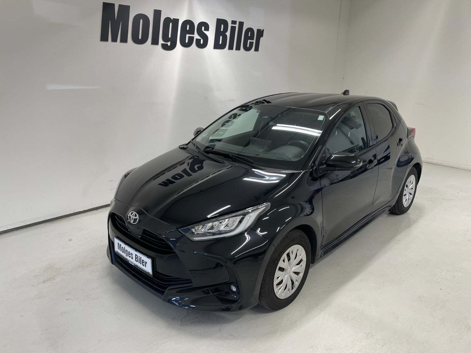 Sort Toyota Yaris fra 2021 set udefra