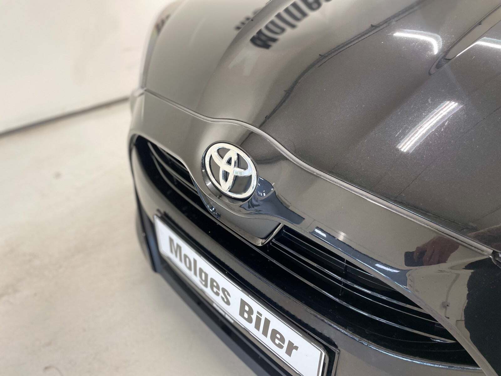 Sort Toyota Yaris fra 2021