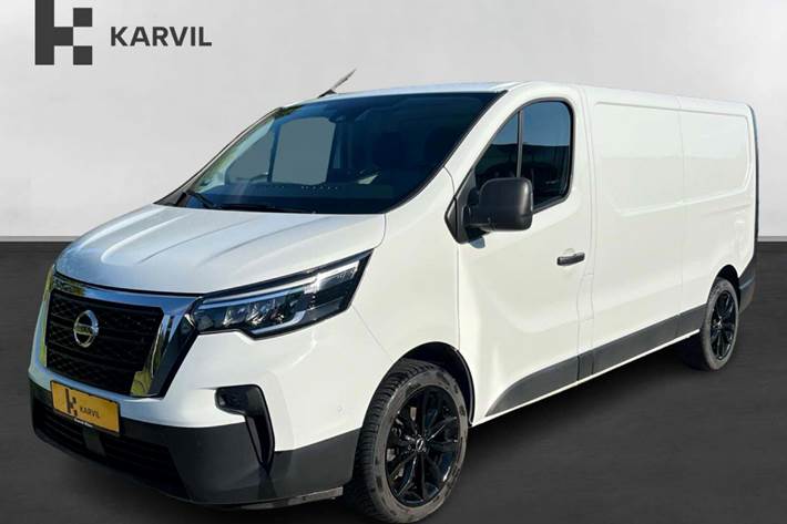 Hvid Nissan Primastar fra 2022 set udefra
