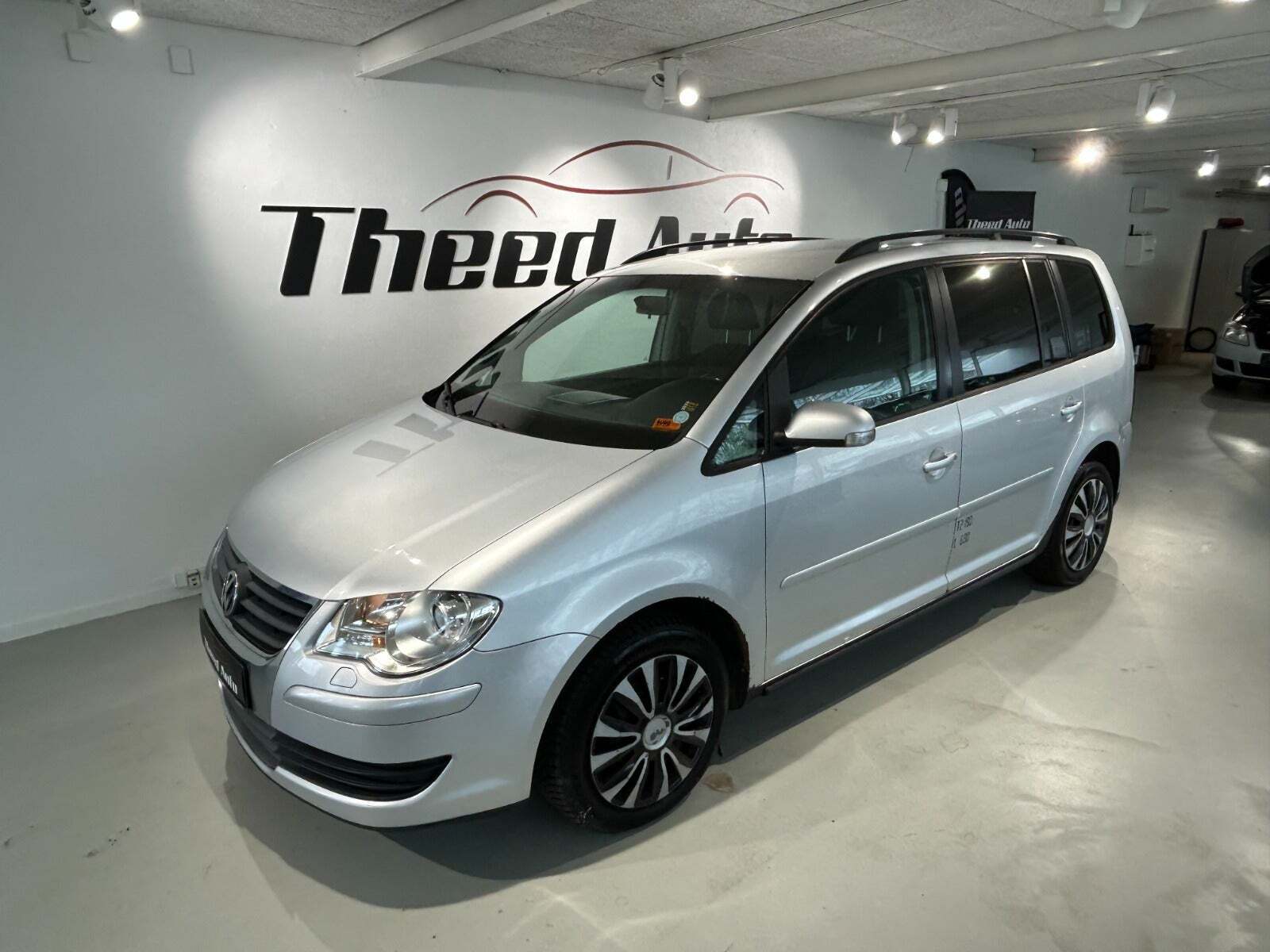 Sølv VW Touran fra 2008 set udefra