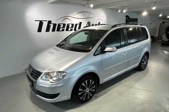 Sølv VW Touran fra 2008 set udefra