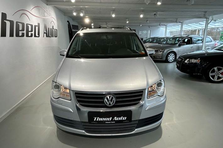 Sølv VW Touran fra 2008