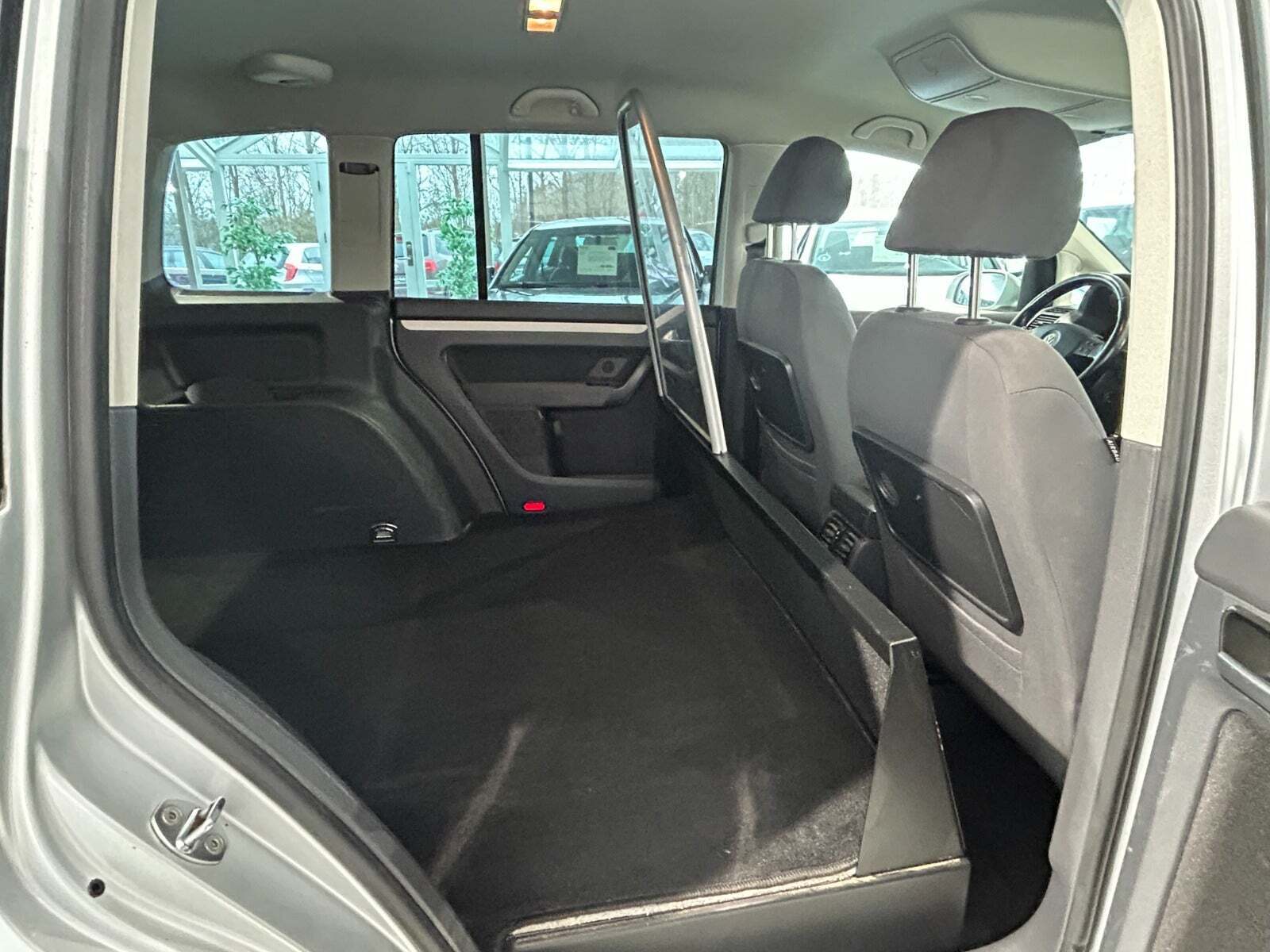 Sølv VW Touran fra 2008