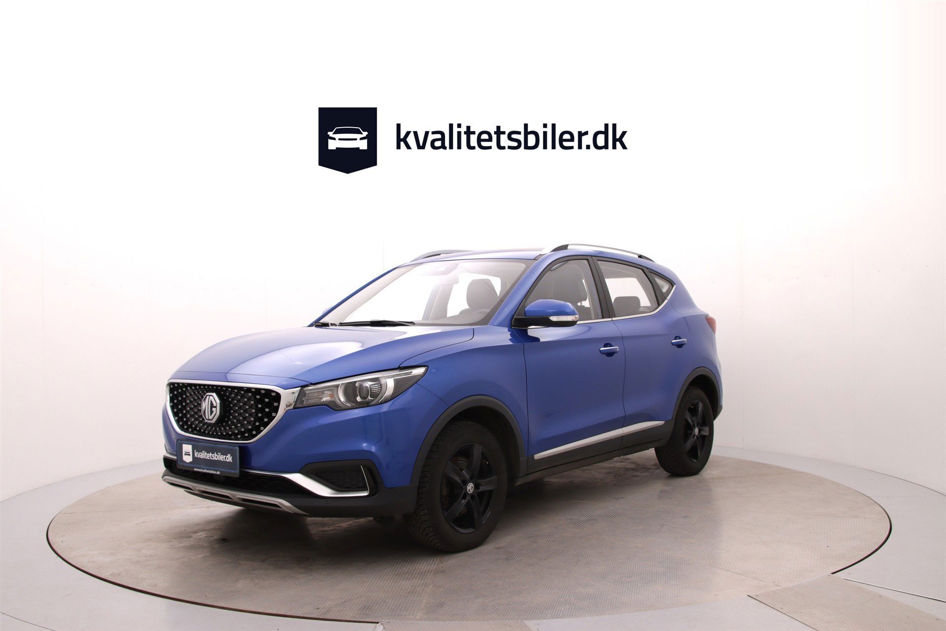 Blå MG ZS EV fra 2021 set udefra