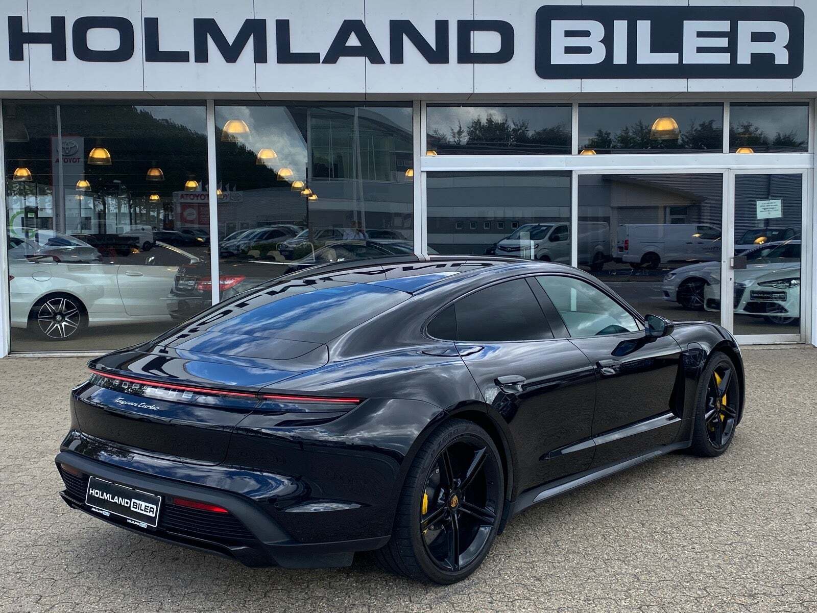 Sort Porsche Taycan Turbo fra 2021