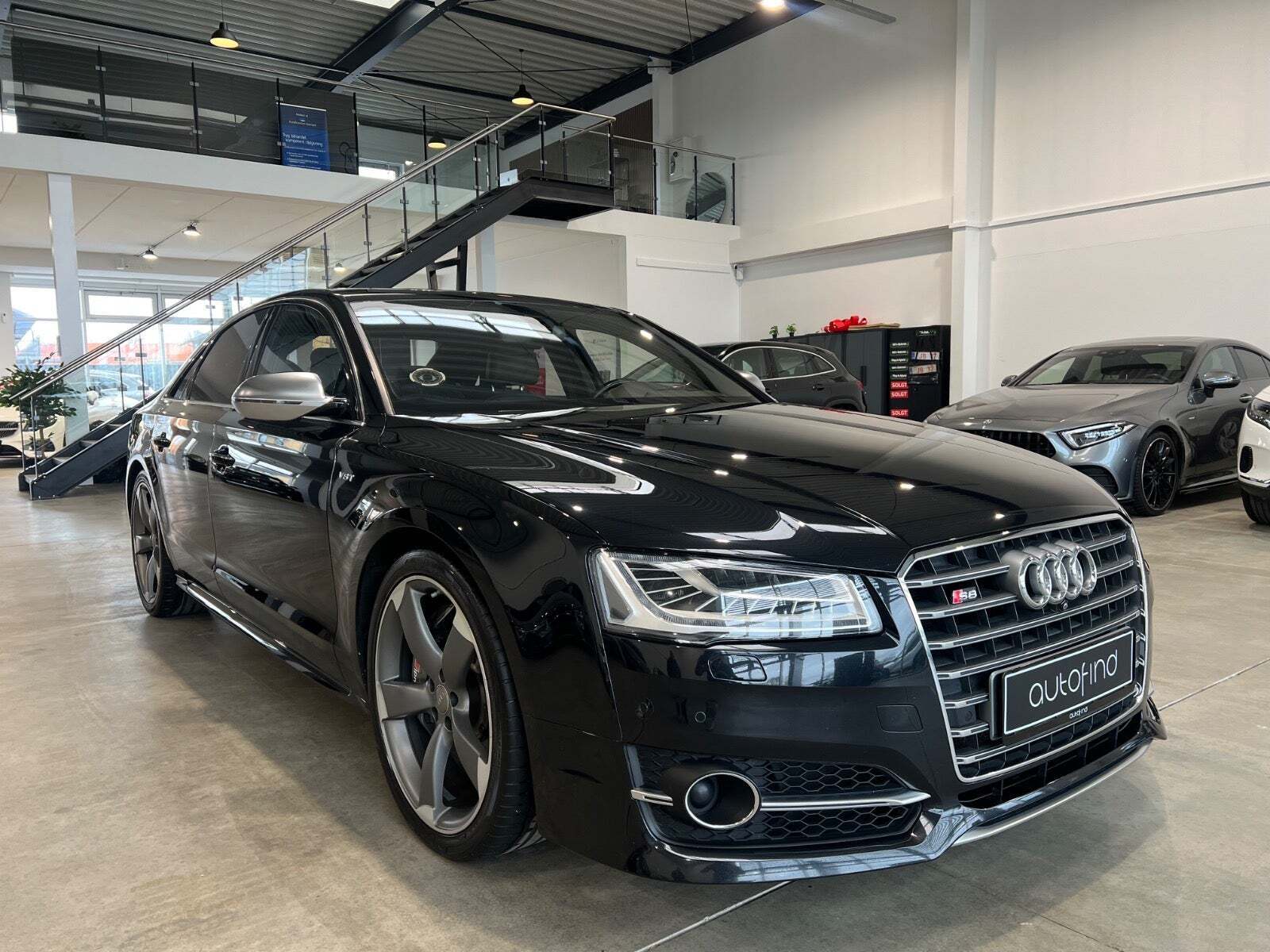Sort Audi S8 fra 2014 set udefra