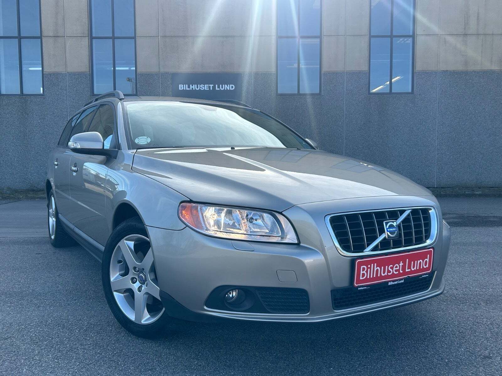 Brun Volvo V70 fra 2009 set udefra