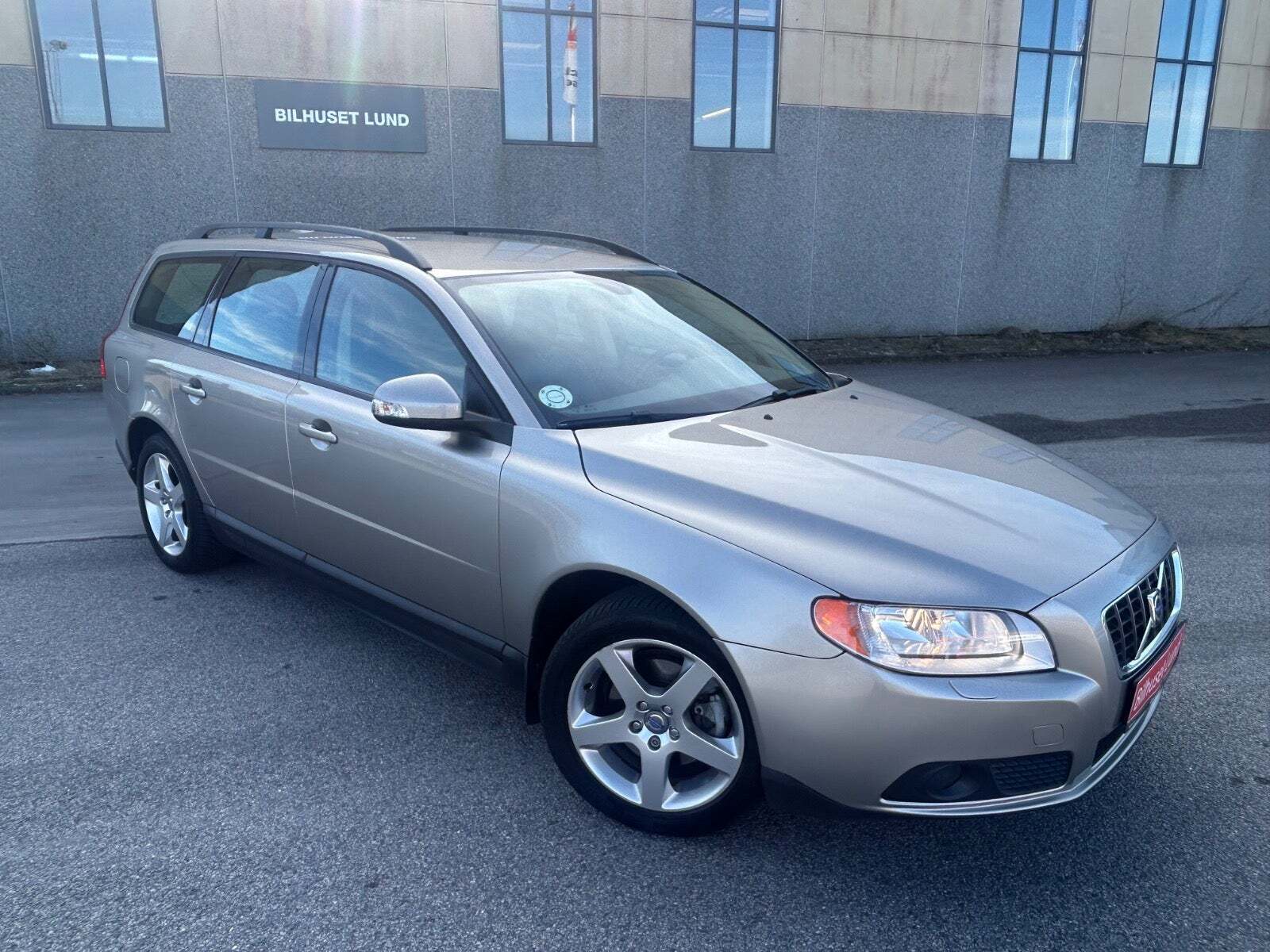 Brun Volvo V70 fra 2009