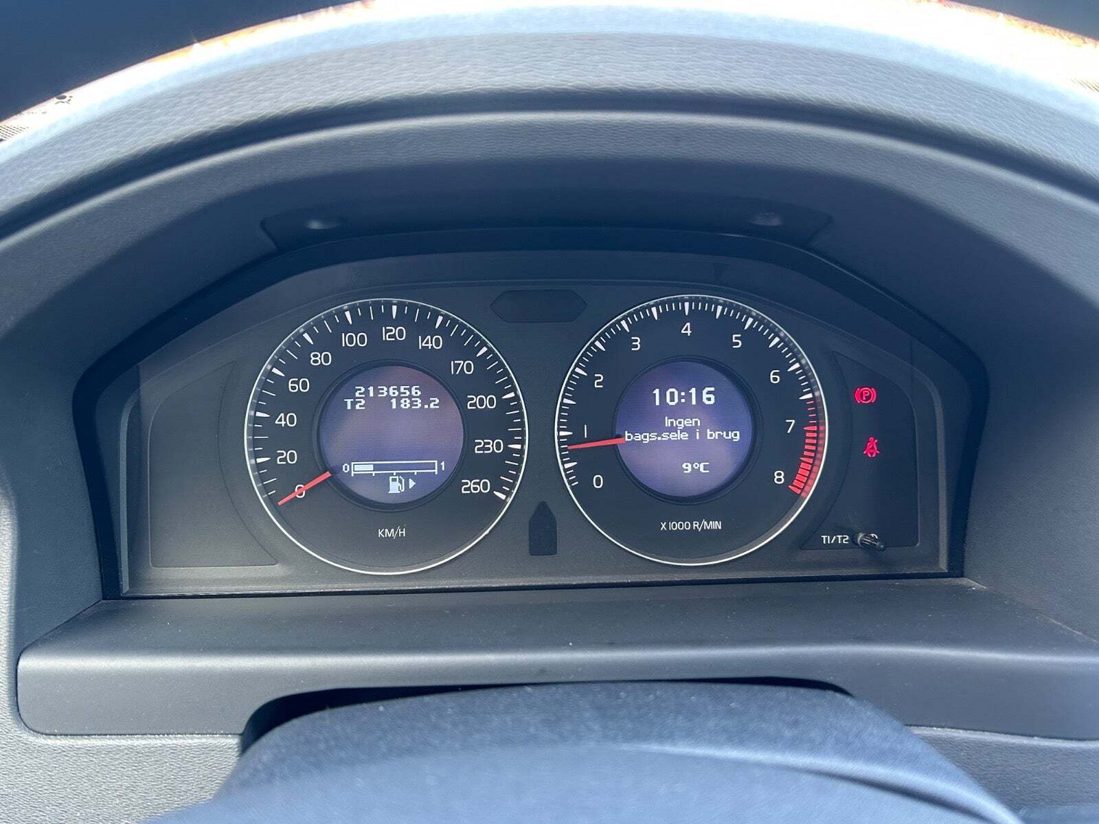 Brun Volvo V70 fra 2009