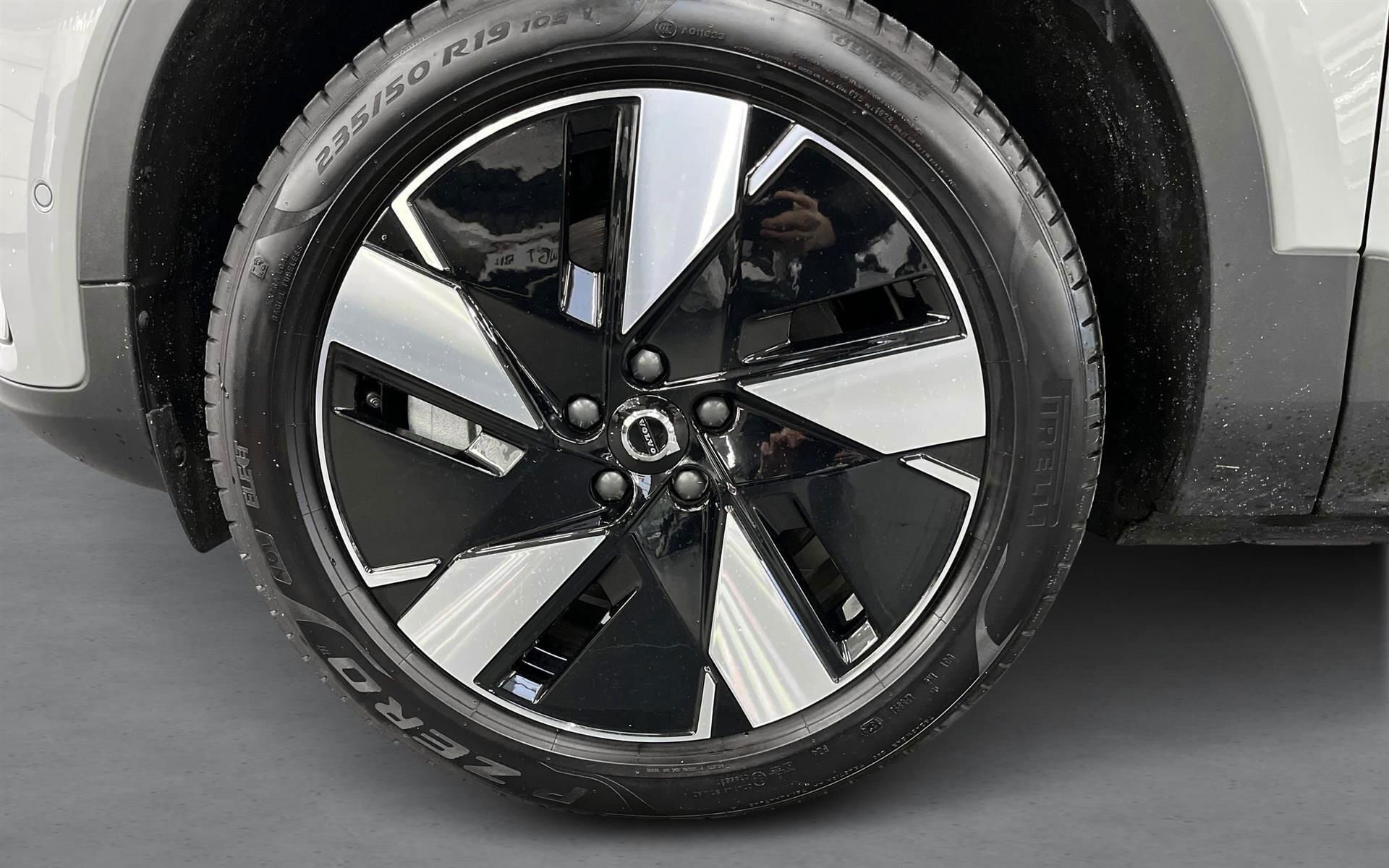 Grå Volvo EX40 fra 2025