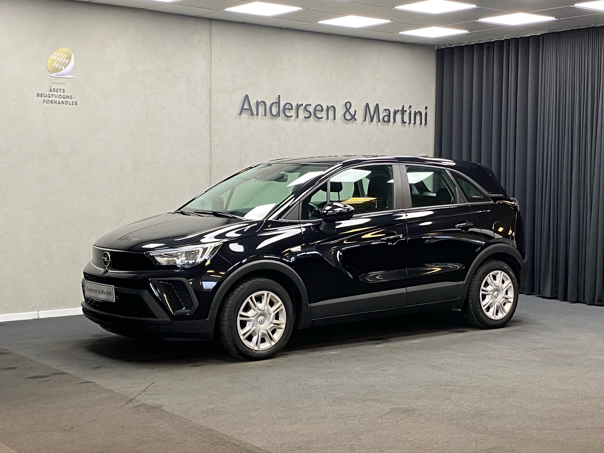 Sort Opel Crossland fra 2021 set udefra