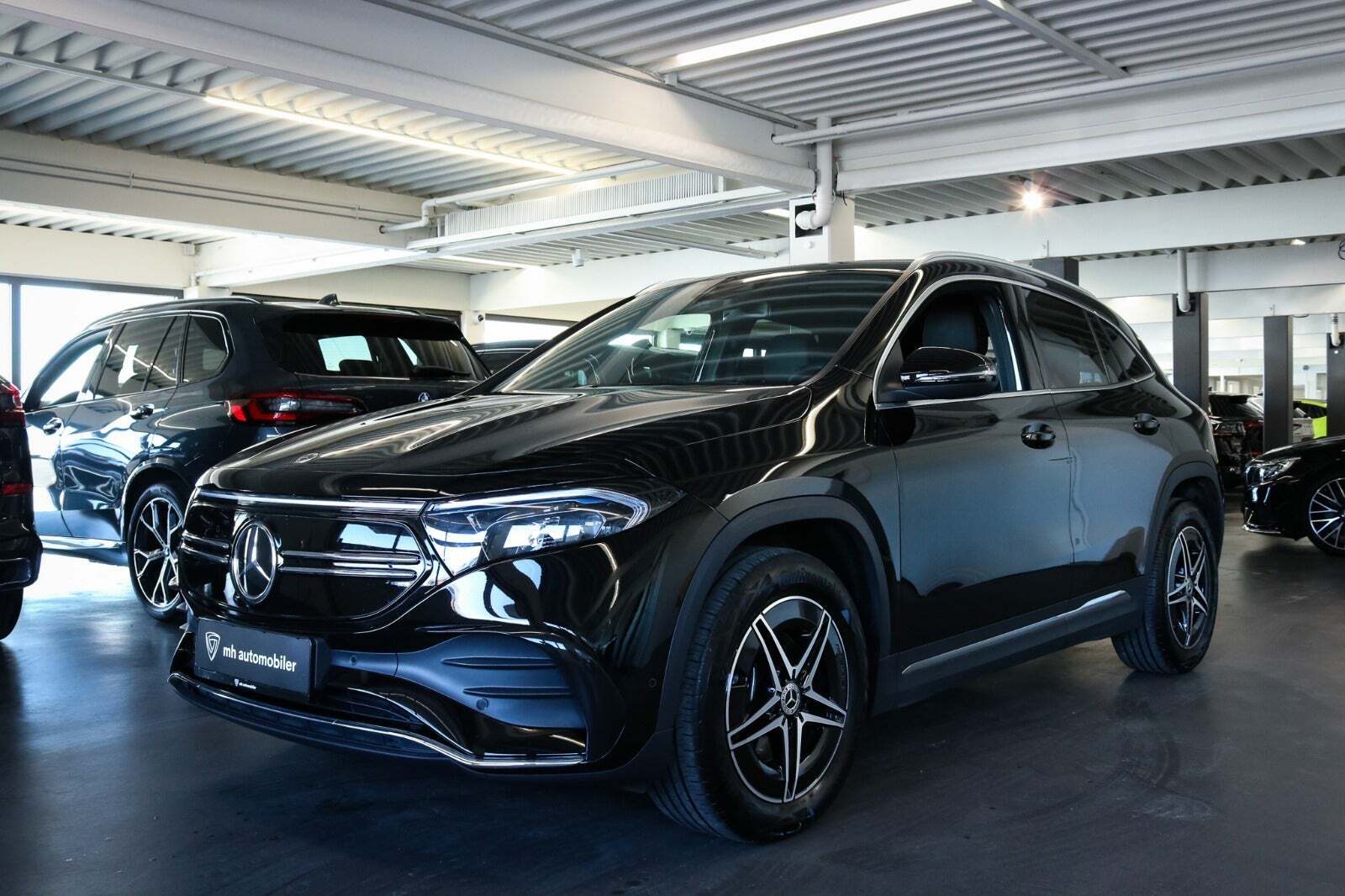 Sort Mercedes EQA250+ fra 2023 set udefra
