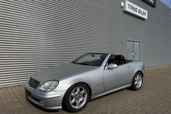 Sølv Mercedes SLK230 fra 2004 set udefra