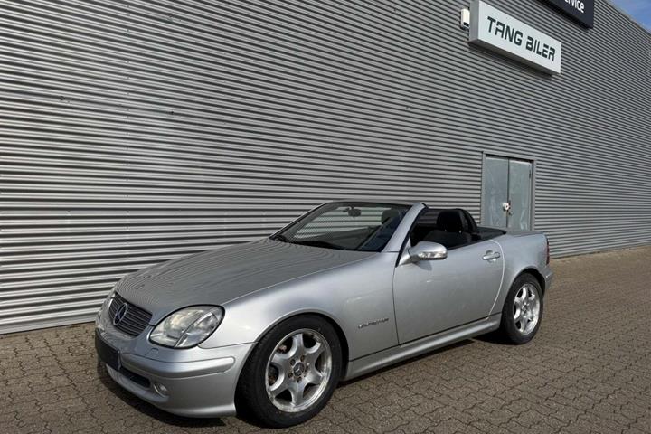 Sølv Mercedes SLK230 fra 2004 set udefra