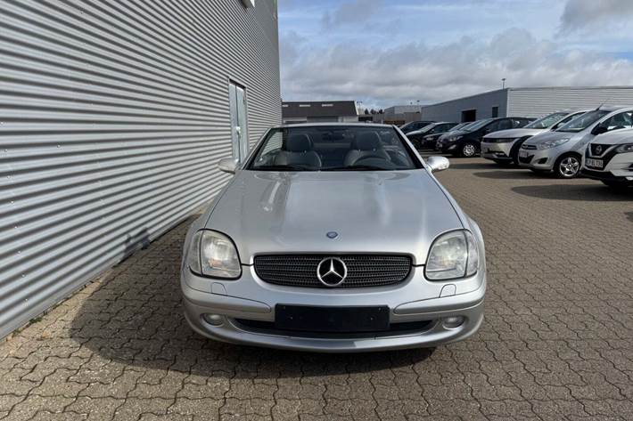Sølv Mercedes SLK230 fra 2004 set udefra