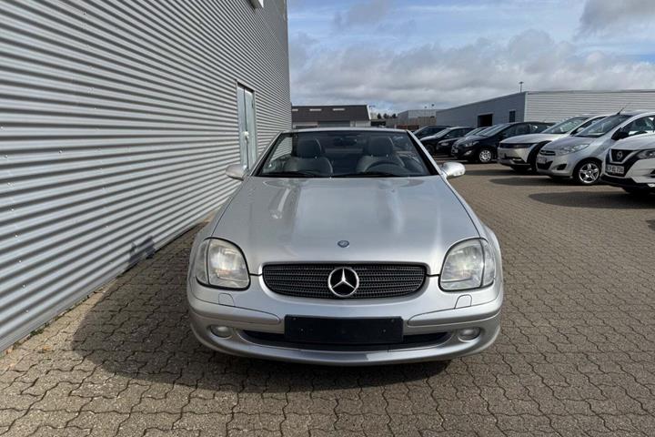 Sølv Mercedes SLK230 fra 2004 set udefra