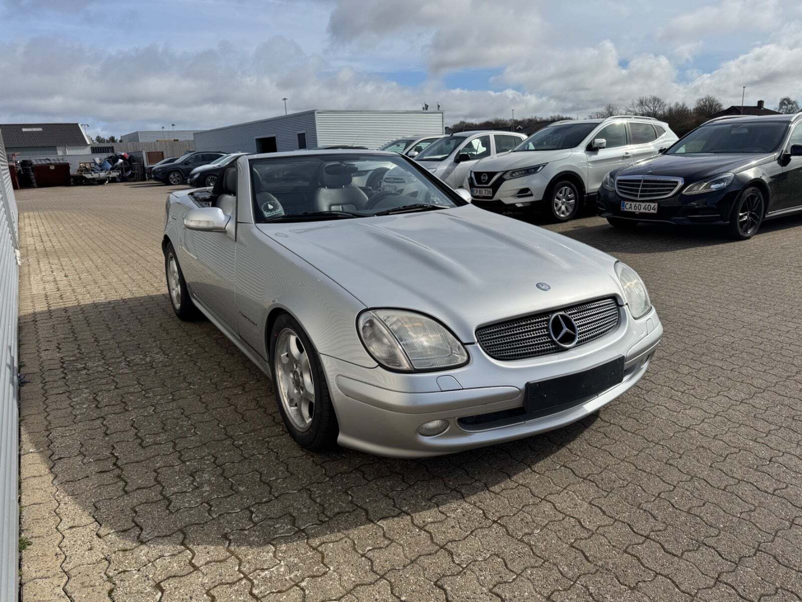 Sølv Mercedes SLK230 fra 2004 set udefra