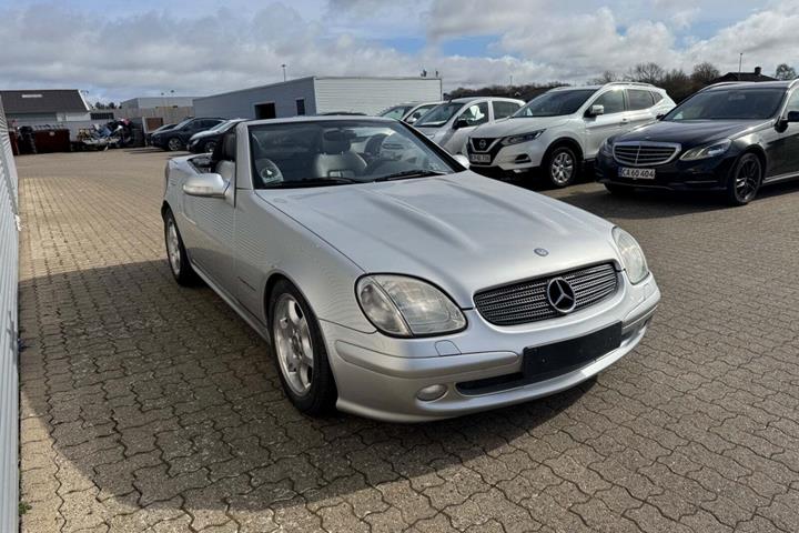 Sølv Mercedes SLK230 fra 2004 set udefra