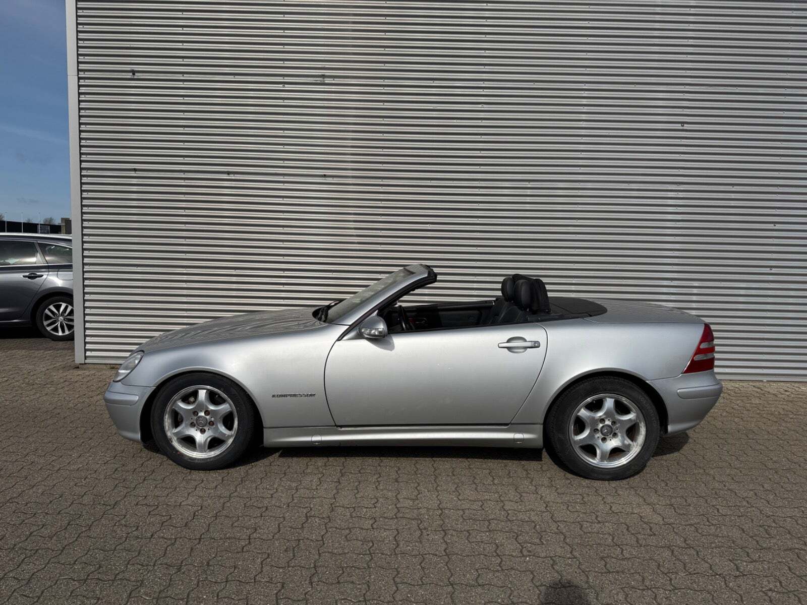Sølv Mercedes SLK230 fra 2004 set udefra