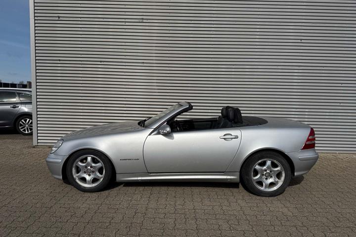 Sølv Mercedes SLK230 fra 2004 set udefra