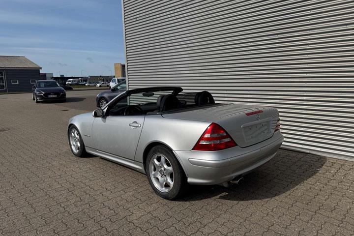 Sølv Mercedes SLK230 fra 2004 set udefra