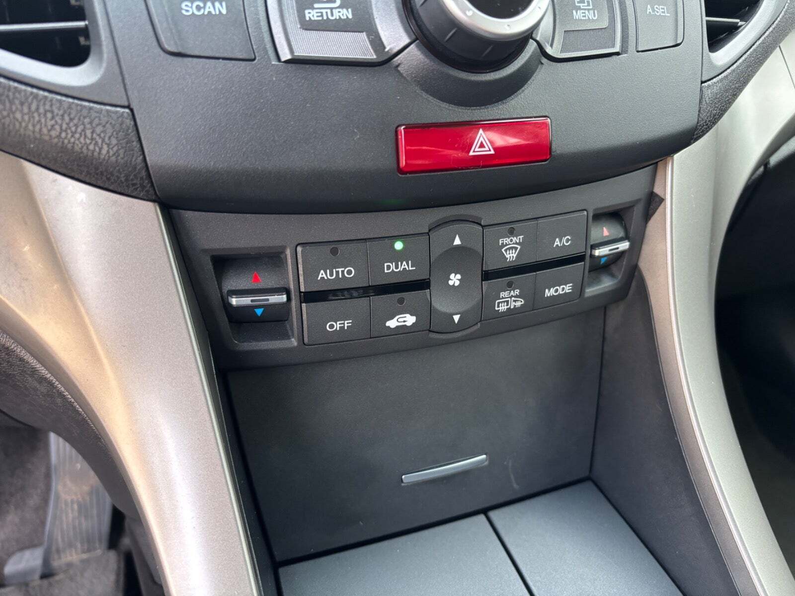 Grå Honda Accord fra 2009