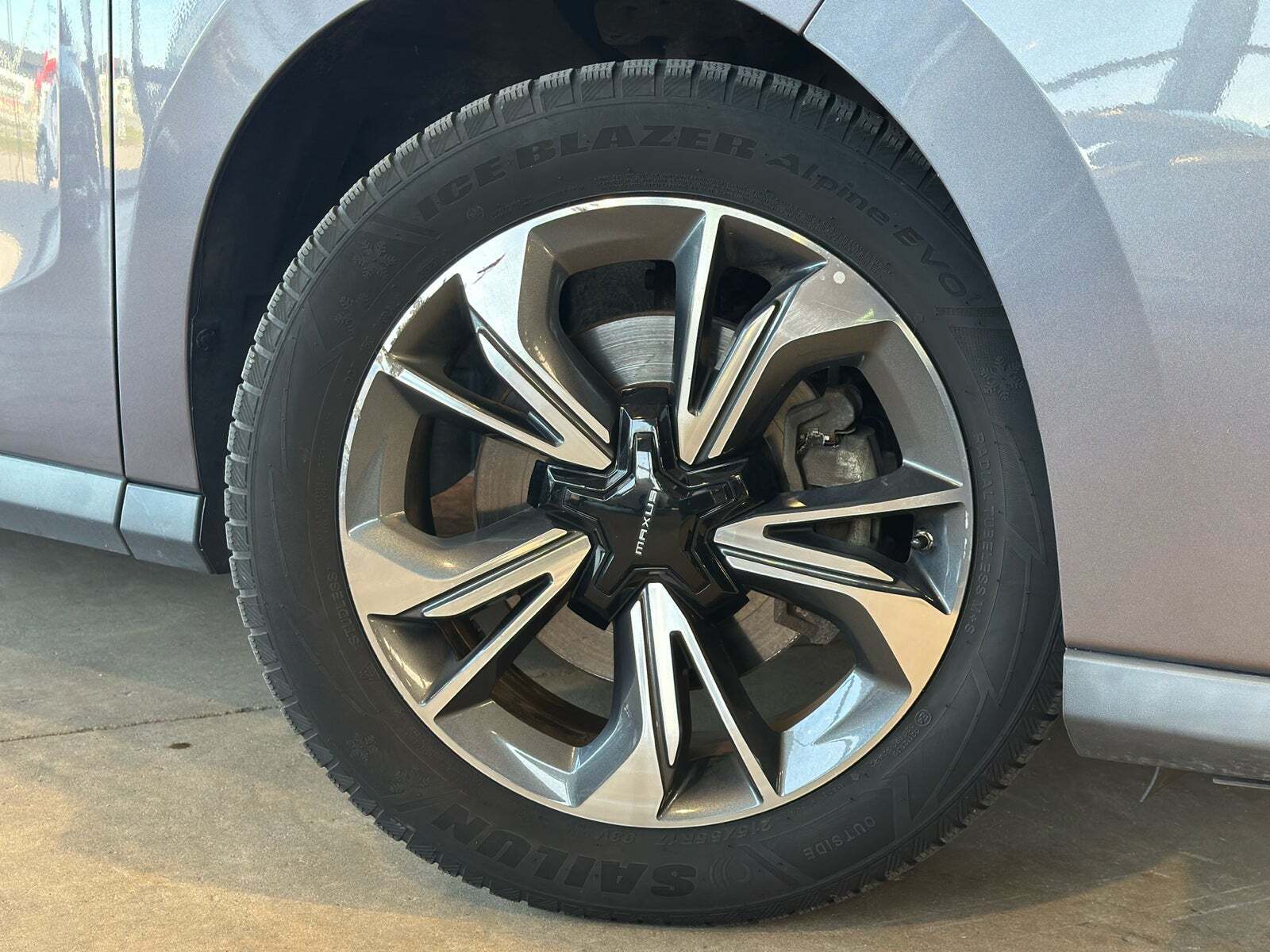 Grå Maxus Euniq5 fra 2020