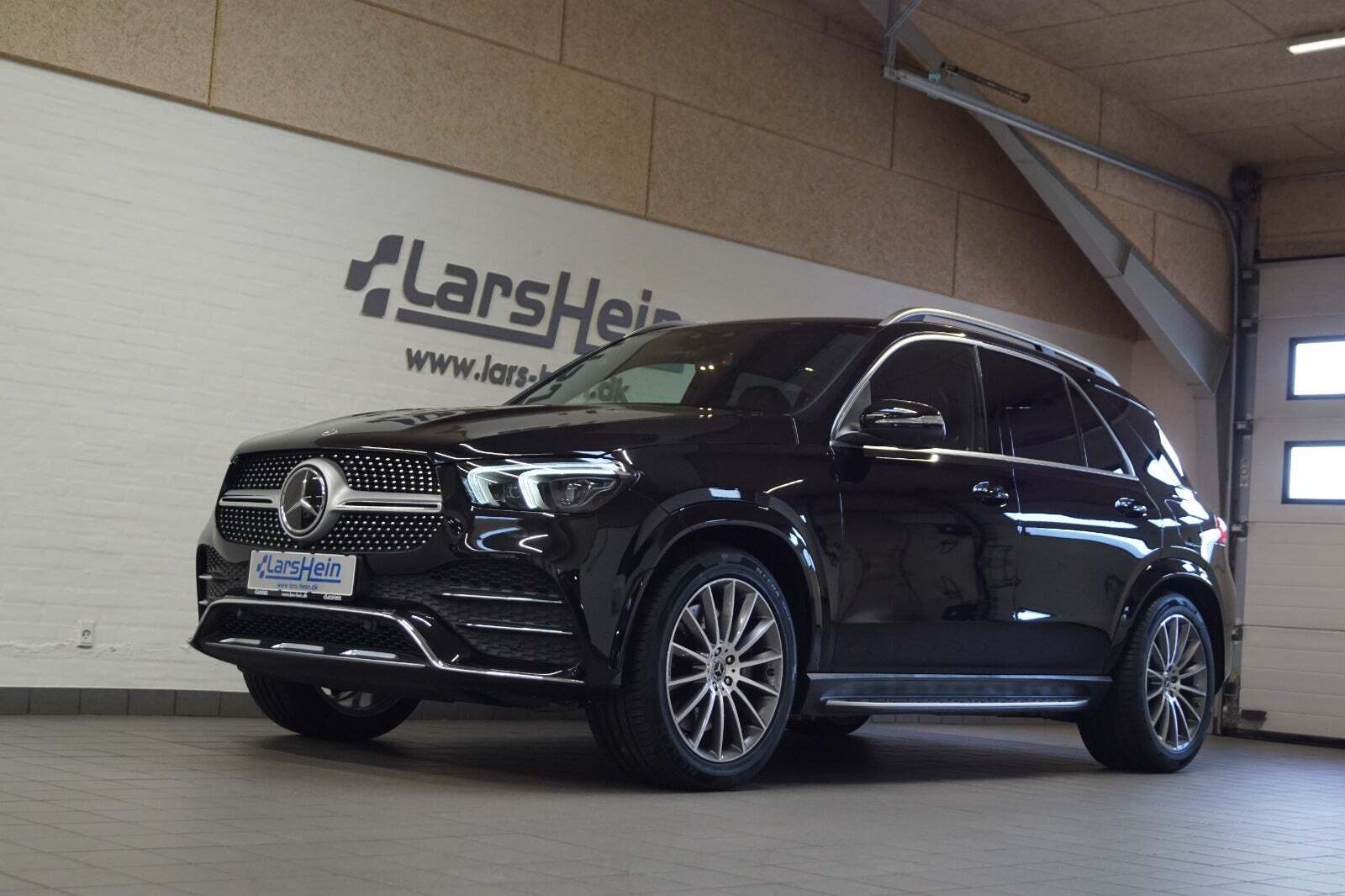 Sort Mercedes GLE350 de fra 2022 set udefra