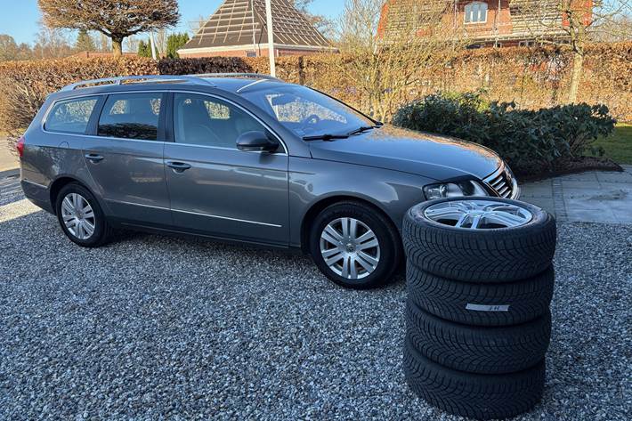 Grå VW Passat fra 2006