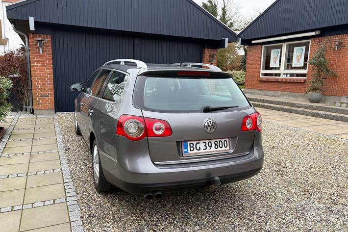 Grå VW Passat fra 2006