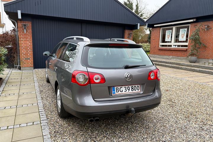 Grå VW Passat fra 2006