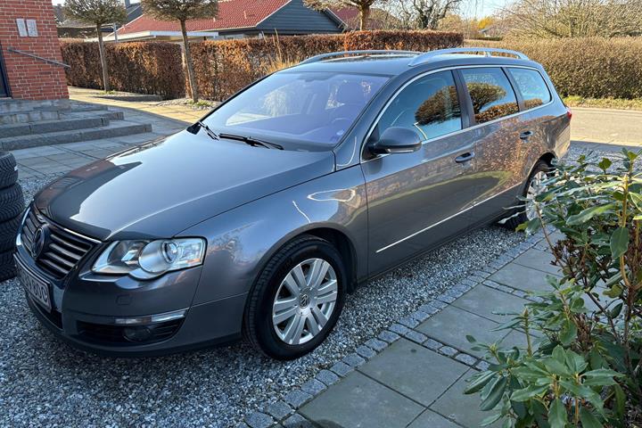 Grå VW Passat fra 2006
