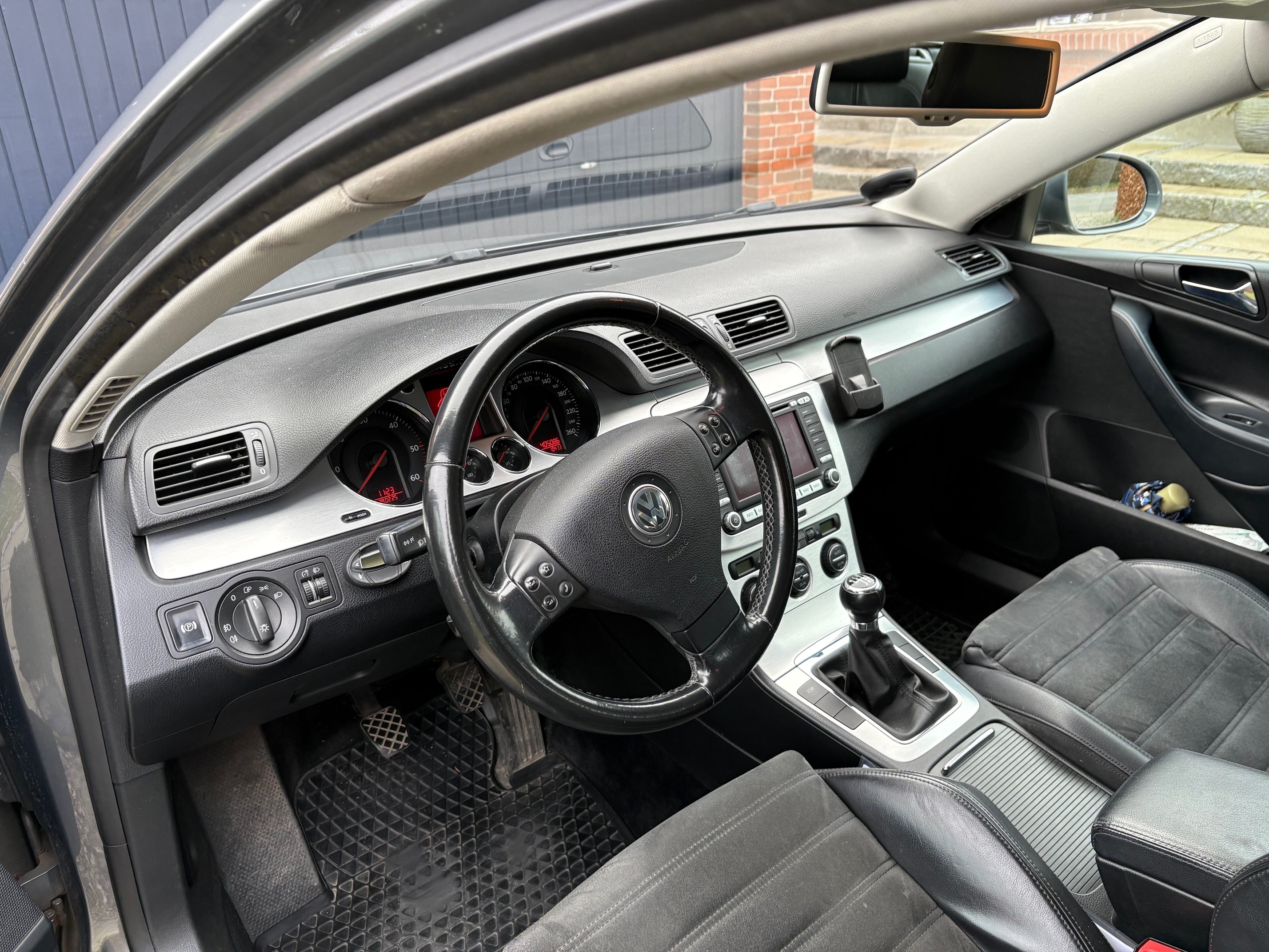 Grå VW Passat fra 2006