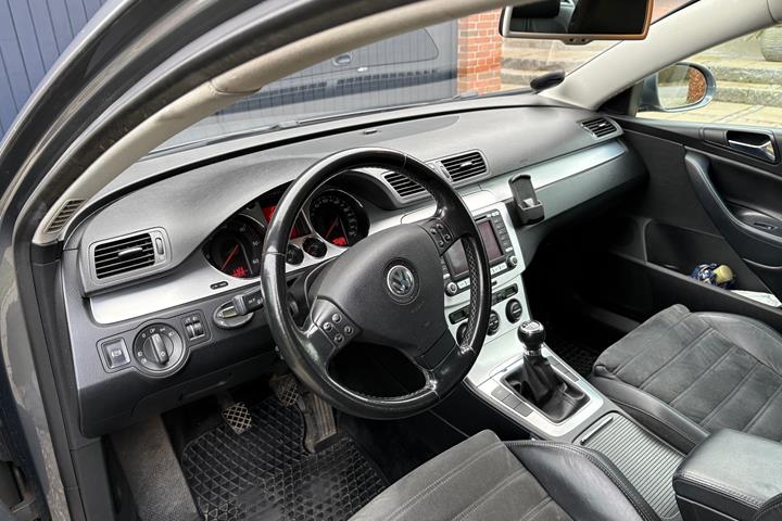 Grå VW Passat fra 2006