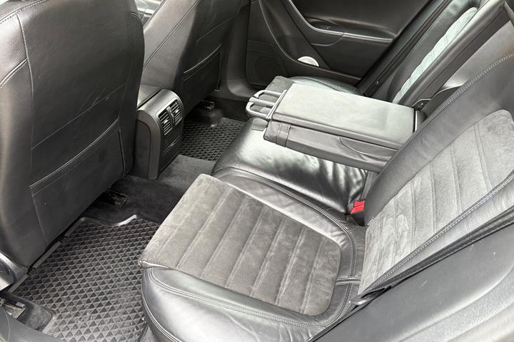 Grå VW Passat fra 2006