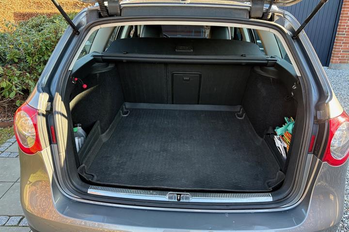 Grå VW Passat fra 2006