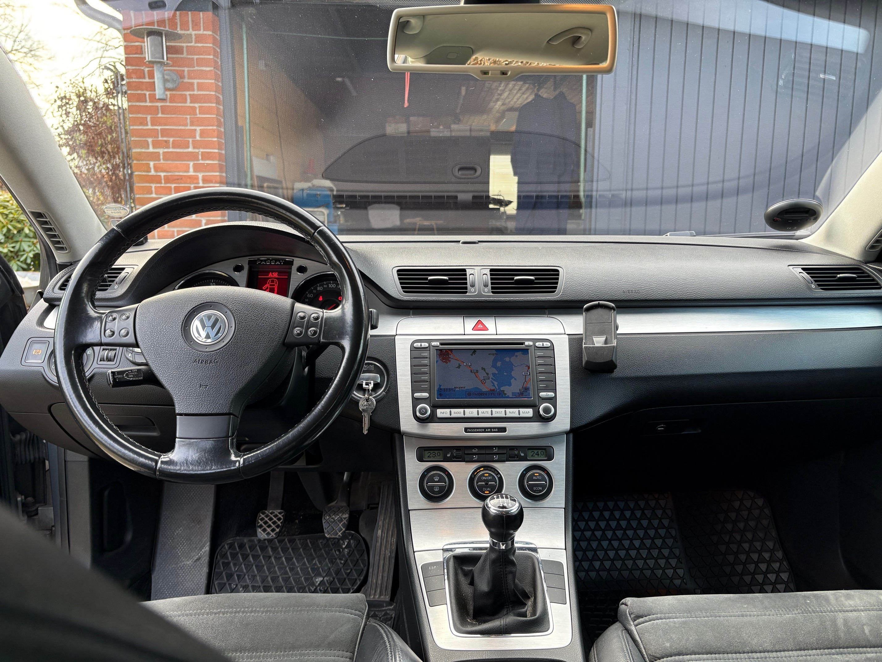 Grå VW Passat fra 2006