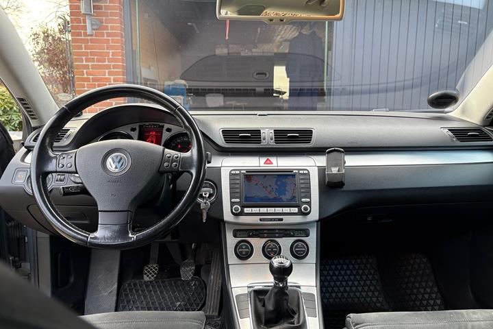 Grå VW Passat fra 2006