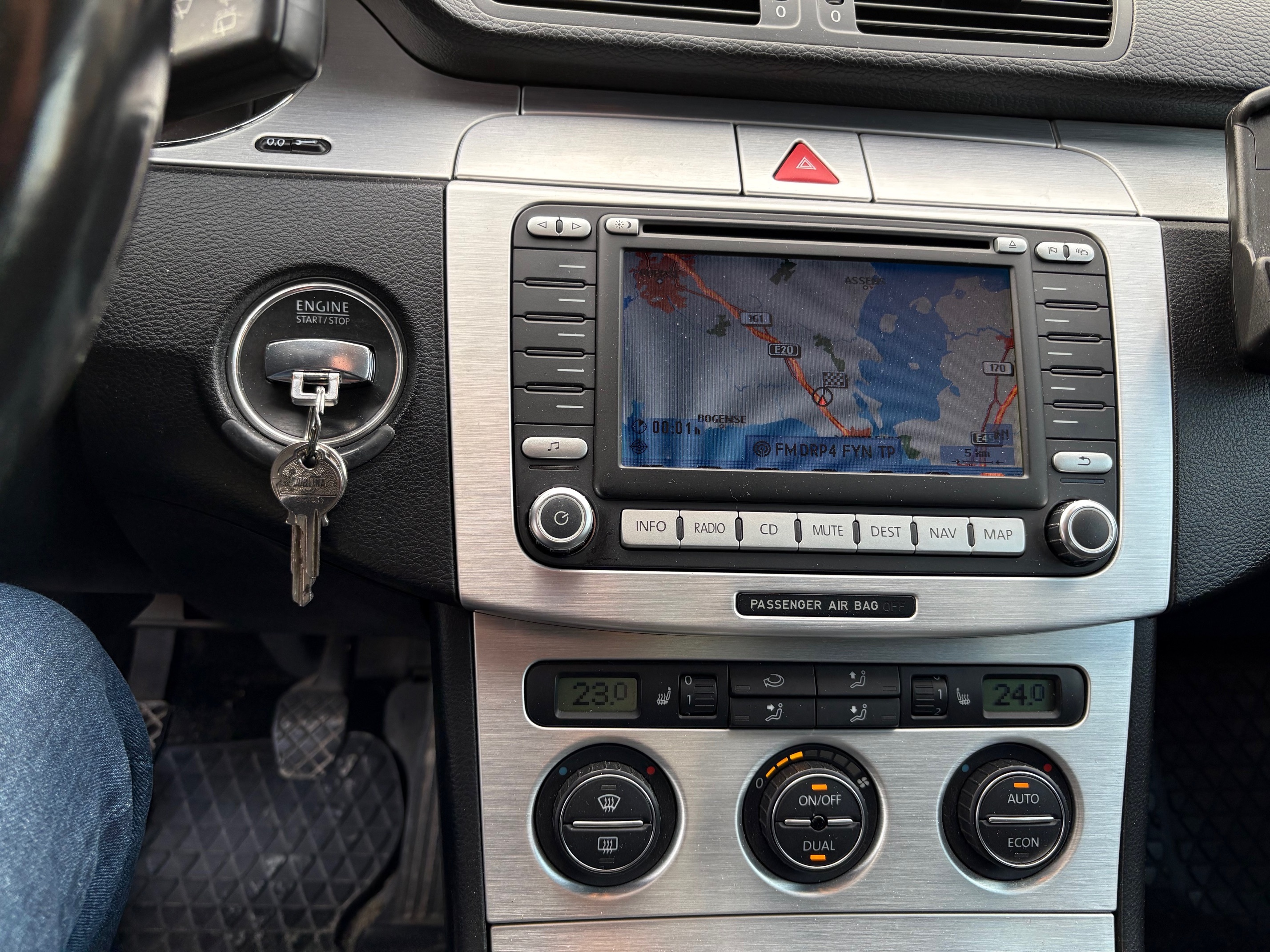 Grå VW Passat fra 2006